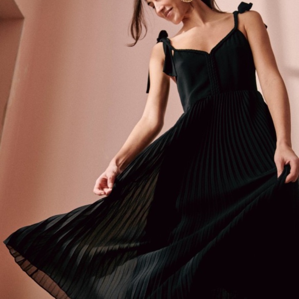 Sezane Elegant Black Pleated Dress